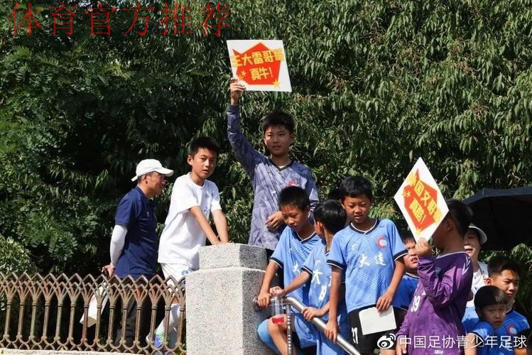 “中国之队进校园公益活动”：国脚“回家”，大连东北路小学沸腾了